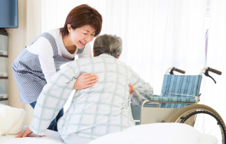 自宅で家族介護をする様子