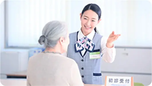 笑顔で案内する窓口業務の風景