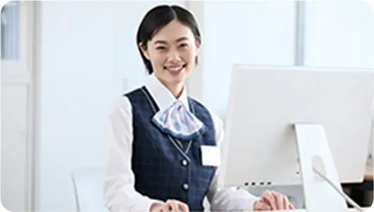 ミスがないよう丁寧に作業を行う会系業務の様子