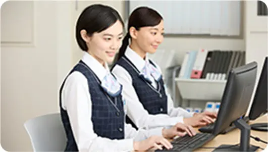 専門知識を用いてレセプトを作成する様子